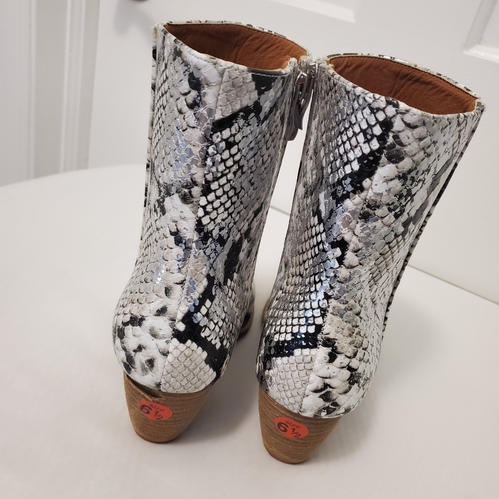 Beast Fashion Snakeprint Booties Size 6.5, Stylish, Chic, City - Picture 6 of 12